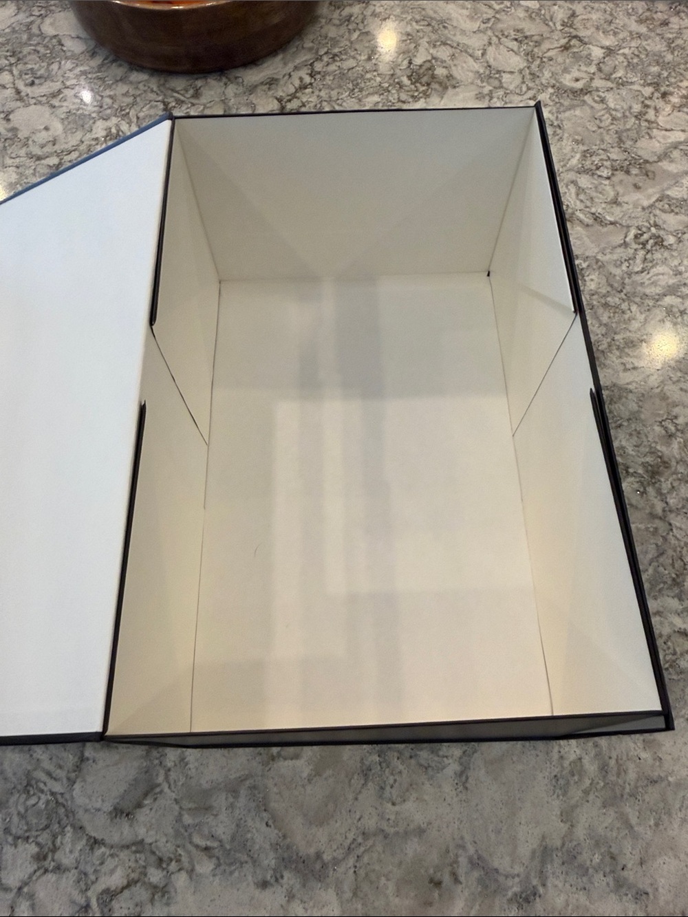 Gucci White Box with Black Trim and Logo - Picture 3 of 5